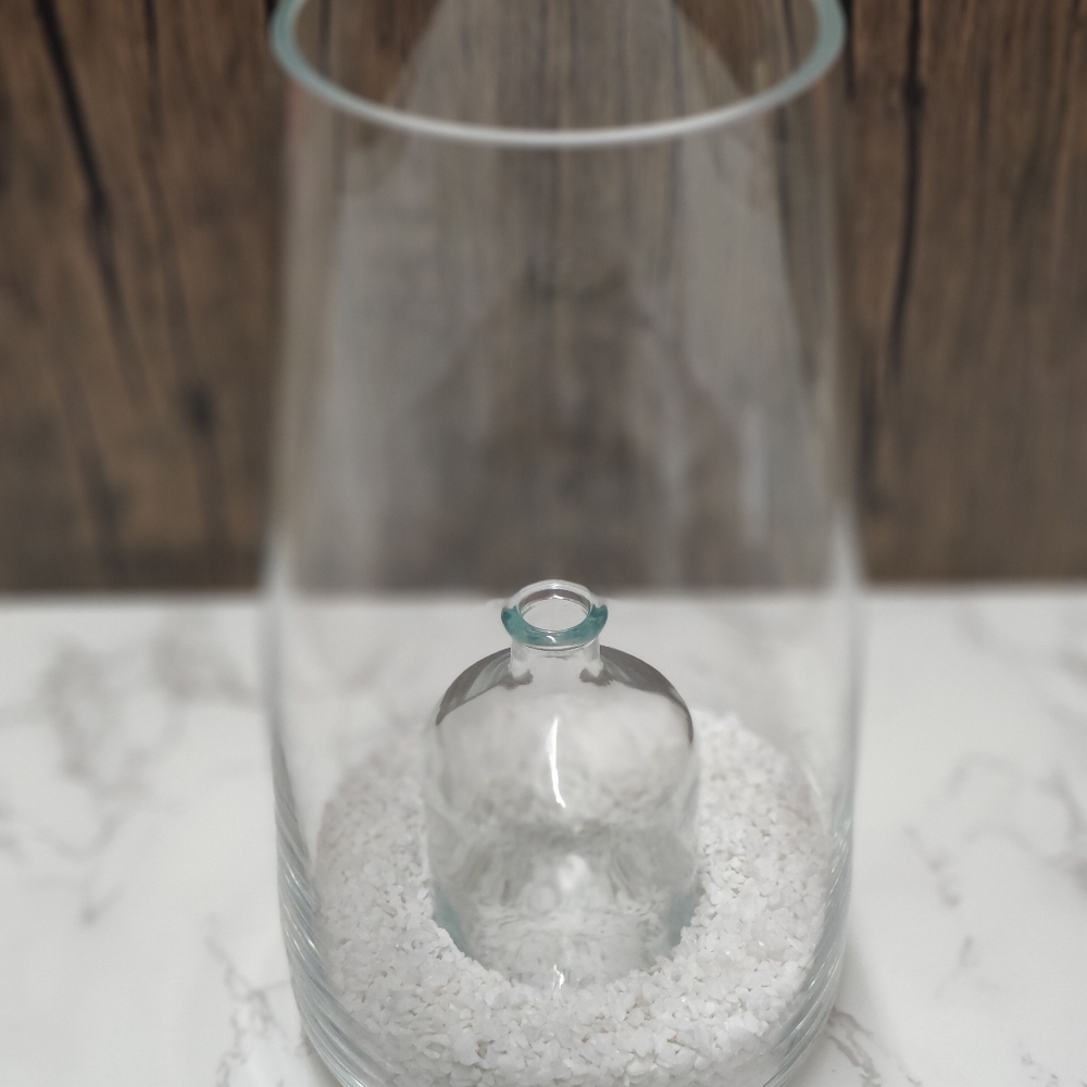GLASS VASE WITH WHITE ROCKS. SMALL GLASS INSERTED IN MIDDLE OF VASE. - Picture 6 of 10